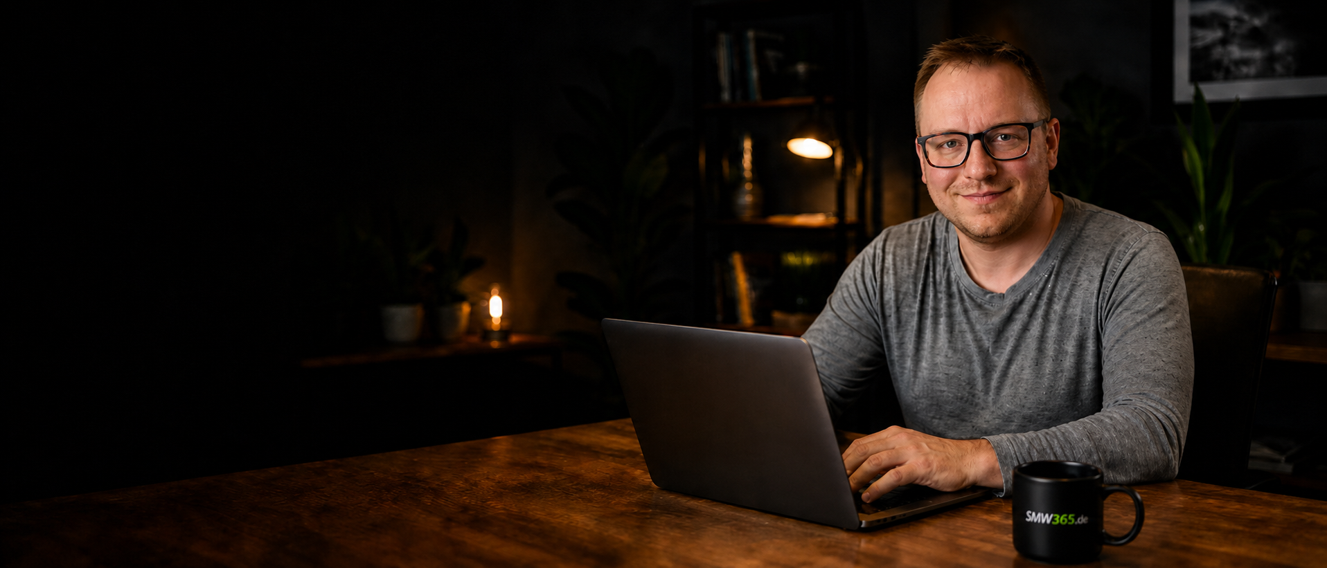 Stefan Waldmann von SMW365.de am Laptop